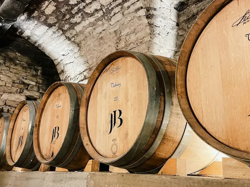 Butoaie de vin într-o pivniță